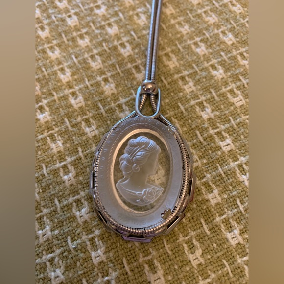 Light Reflecting Glass Cameo with silver tone rope chain-possibly Avon Jewelry - Picture 2 of 5